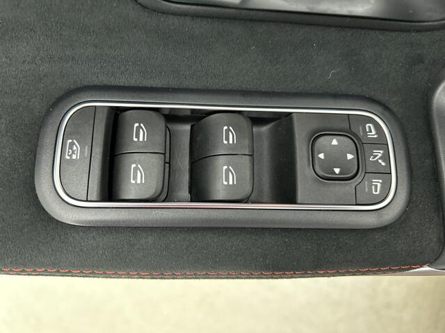 Mercedes-Benz CLA-KLASSE 180 Business Solution AMG | Panoramadak | 5 spaaks lichtmetalen | Navigatie | Parking support Inclusief 24 maanden MB Certified garantie voor Europa.
