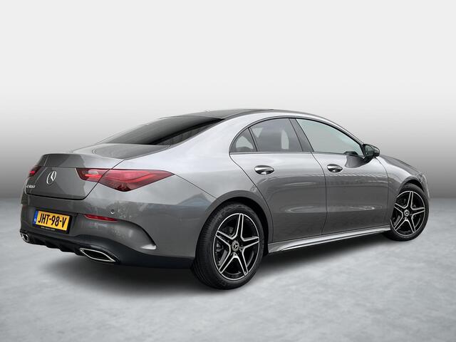 Mercedes-Benz CLA-KLASSE 180 Star Edition AMG | Night Pakket | Panoramadak | DISTRONIC Afstandsassistent | Dodehoekassistent | MULTIBEAM LED Koplampen | Sfeerverlichting | Stoelverwarming | Apple CarPlay | Android Auto | Sierdelen Aluminium | Elektrisch Inklapbare Buitenspiegels