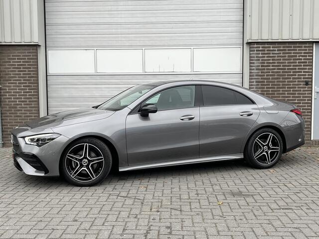 Mercedes-Benz CLA-KLASSE 180 Star Edition AMG | Night Pakket | Panoramadak | DISTRONIC Afstandsassistent | Dodehoekassistent | MULTIBEAM LED Koplampen | Sfeerverlichting | Stoelverwarming | Apple CarPlay | Android Auto | Sierdelen Aluminium | Elektrisch Inklapbare Buitenspiegels