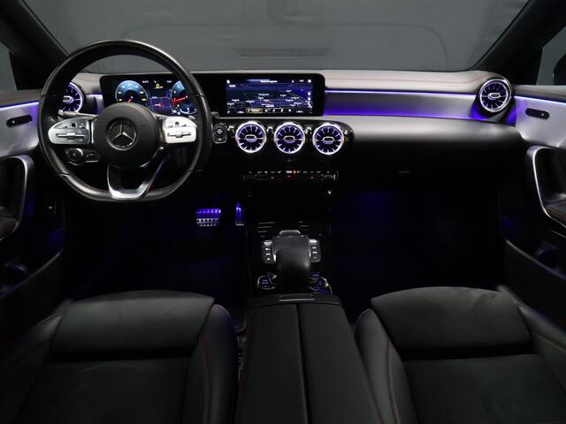 Mercedes-Benz CLA-KLASSE 200 Business Solution AMG [SFEERVERLICHTING, LED, STOELVERWARMING, BLUETOOTH, CRUISE, NAVIGATIE, CAMERA, PDC, DIGITAL DASH, NIEUWSTAAT]
