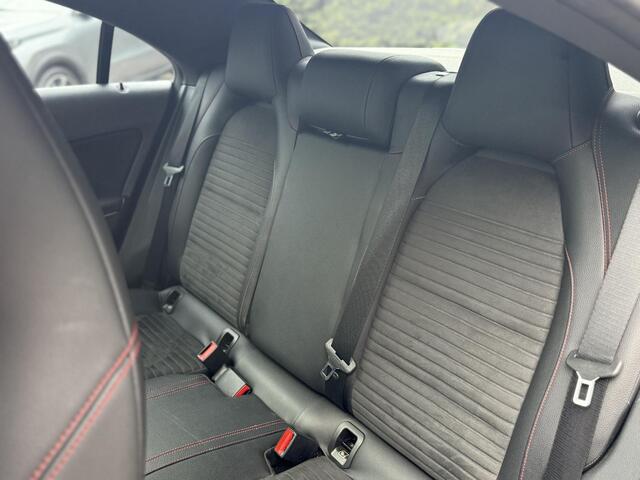 Mercedes-Benz CLA-KLASSE 180 Automaat AMG Line l Pano l Camera l Navi l AMG Lichtmetaal