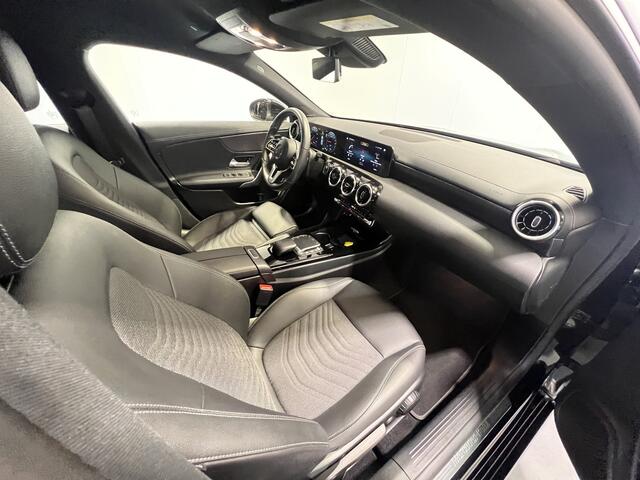 Mercedes-Benz CLA-KLASSE 250 e Luxury Line | Navigatie | LM Velgen 18" | Voorstoelen Verwarmd | Cruise Control | LED Koplampen | Airco |