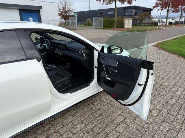Mercedes-Benz CLA-KLASSE 250e AMG Distronic+ Night Pakket
