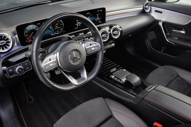 Mercedes-Benz CLA-KLASSE 200 Orangeart Edition AMG PANO 360 Stoelverwarming Alarmsysteem