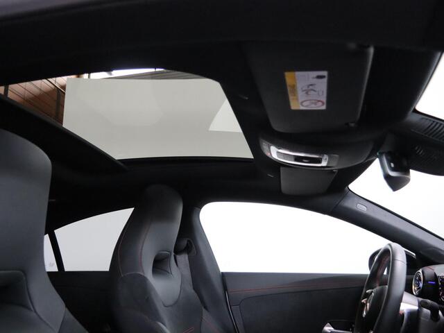 Mercedes-Benz CLA-KLASSE 180 AMG Line | Panoramaschuifdak | Night | Achteruitrijcamera | MBUX