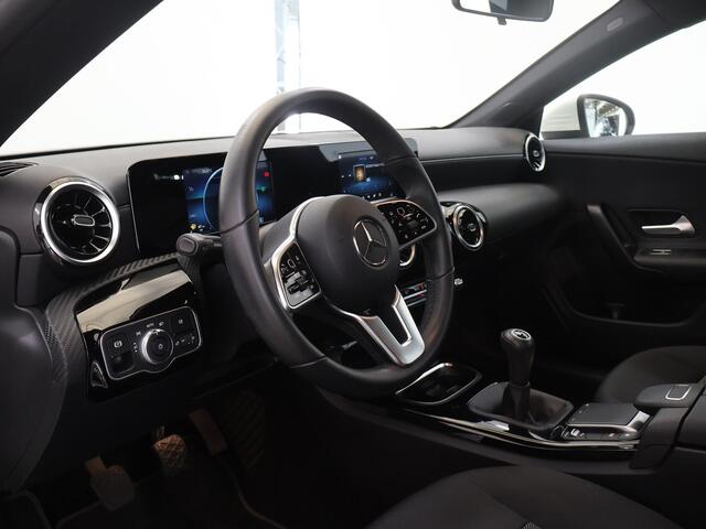 Mercedes-Benz CLA-KLASSE 180 | Widescreen | Achteruitrijcamera | Handgeschakeld | Lichtmetalen velgen | MBUX |