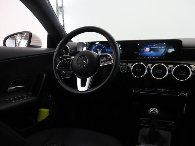 Mercedes-Benz CLA-KLASSE 180 | Widescreen | Achteruitrijcamera | Handgeschakeld | Lichtmetalen velgen | MBUX |