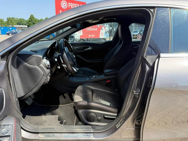 Mercedes-Benz CLA-KLASSE 180 Business Solution AMG *Trekhaak*