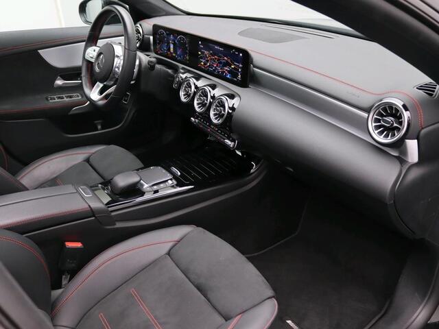 Mercedes-Benz CLA-KLASSE 180 Business Solution AMG AMG Line | Night Pakket | Panorama Schuif-Kanteldak | MultiBeam Ledkoplampen | Parkeerpakket met achteruitrijcamera | Stoelverwarming. Inclusief 24 maanden Mercedes-Benz Certified garantie voor Europa.