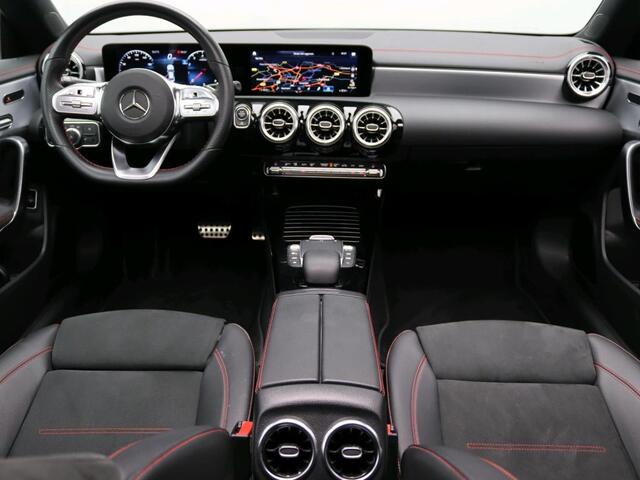 Mercedes-Benz CLA-KLASSE 180 Business Solution AMG AMG Line | Night Pakket | Panorama Schuif-Kanteldak | MultiBeam Ledkoplampen | Parkeerpakket met achteruitrijcamera | Stoelverwarming. Inclusief 24 maanden Mercedes-Benz Certified garantie voor Europa.