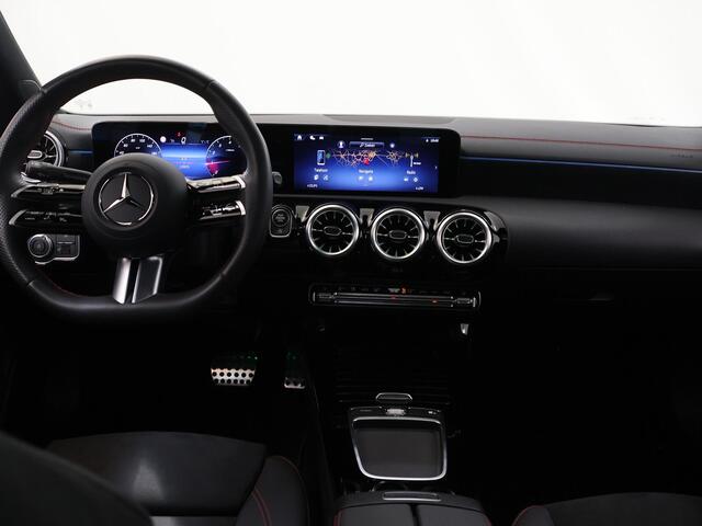 Mercedes-Benz CLA-KLASSE 180 Star Edition AMG Line | Panoramaschuifdak | Night | Achteruitrijcamera | Stoelverwarming voor