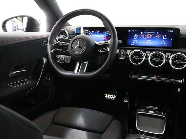Mercedes-Benz CLA-KLASSE 180 Star Edition AMG Line | Panoramaschuifdak | Night | Achteruitrijcamera | Stoelverwarming voor