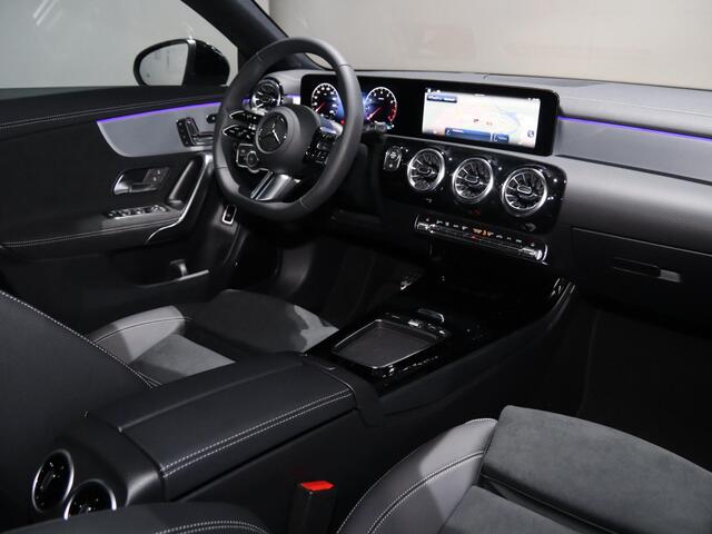 Mercedes-Benz CLA-KLASSE 180 Business Solution AMG | Panoramaschuifdak | AMG Line Plus | Head-up display | Nightpakket | 360° camera | Dodehoekassistent |