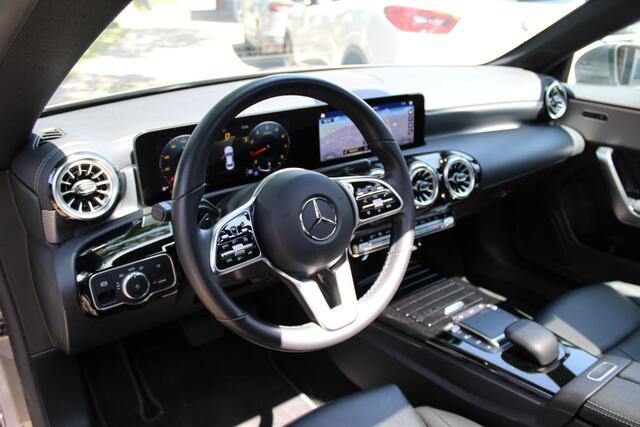 Mercedes-Benz CLA-KLASSE 180 Luxury | Lederen bekleding | Panorama | LED