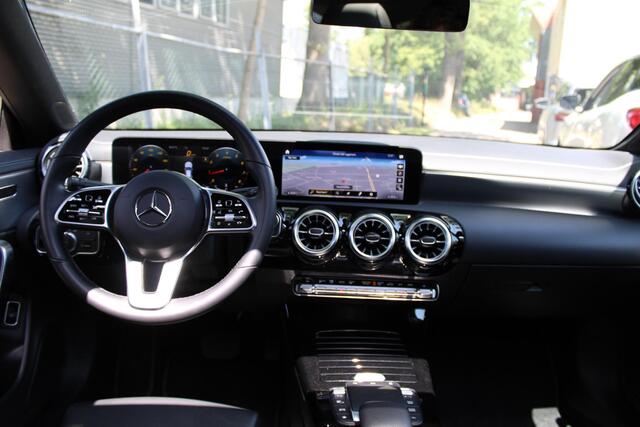 Mercedes-Benz CLA-KLASSE 180 Luxury | Lederen bekleding | Panorama | LED
