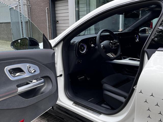 Mercedes-Benz CLA-KLASSE 250+ Launch Edition | AMG Line | Night Pakket | Panoramadak | MULTIBEAM LED Koplampen | DISTRONIC Afstandsassistent | Dodehoekassistent | Elektrisch Verstelbare Stoelen + Memory | Stoelverwarming | Sfeerverlichting