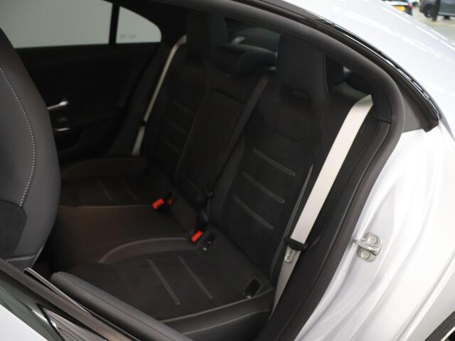 Mercedes-Benz CLA-KLASSE 180 Business Solution AMG | Panoramaschuifdak | AMG Line Plus | Head-up display | Nightpakket | 360° camera | Dodehoekassistent |