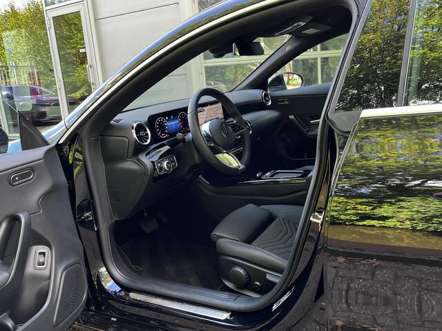 Mercedes-Benz CLA-KLASSE 180 Star Edition | Apple CarPlay | Android Auto | Volledig Digitaal Display | Stoelverwarming | Parkeersensoren | Achteruitrijcamera | Elektrisch Inklapbare Buitenspiegels