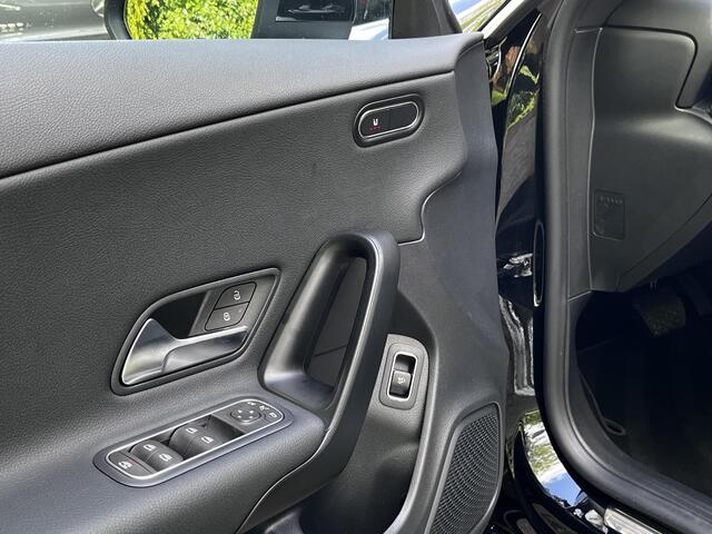 Mercedes-Benz CLA-KLASSE 180 Star Edition | Apple CarPlay | Android Auto | Volledig Digitaal Display | Stoelverwarming | Parkeersensoren | Achteruitrijcamera | Elektrisch Inklapbare Buitenspiegels