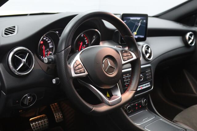 Mercedes-Benz CLA-KLASSE 180 Automaat 123 PK AMG-Line Business Solution, Panoramadak, Stoelverwarming, Camera