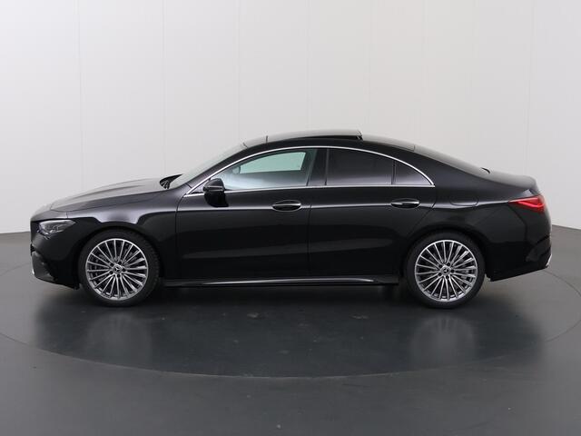 Mercedes-Benz CLA-KLASSE 180 Business Solution AMG | Panoramadak | Burmester | Rijassistentie Pakket | Sfeerverlichting | 360° Camera | Elek. Trekhaak | Stoelverwarming |