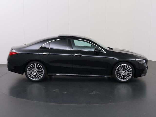 Mercedes-Benz CLA-KLASSE 180 Business Solution AMG | Panoramadak | Burmester | Rijassistentie Pakket | Sfeerverlichting | 360° Camera | Elek. Trekhaak | Stoelverwarming |