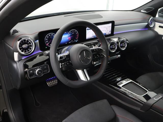 Mercedes-Benz CLA-KLASSE 180 Business Solution AMG | Panoramadak | Burmester | Rijassistentie Pakket | Sfeerverlichting | 360° Camera | Elek. Trekhaak | Stoelverwarming |