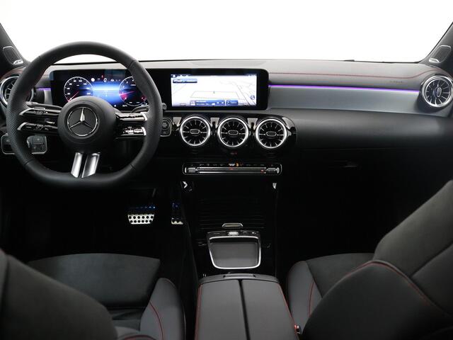 Mercedes-Benz CLA-KLASSE 180 Business Solution AMG | Panoramadak | Burmester | Rijassistentie Pakket | Sfeerverlichting | 360° Camera | Elek. Trekhaak | Stoelverwarming |