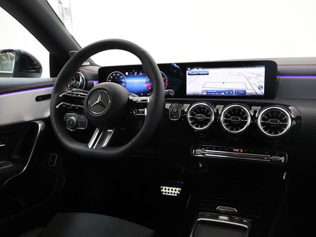 Mercedes-Benz CLA-KLASSE 180 Business Solution AMG | Panoramadak | Burmester | Rijassistentie Pakket | Sfeerverlichting | 360° Camera | Elek. Trekhaak | Stoelverwarming |