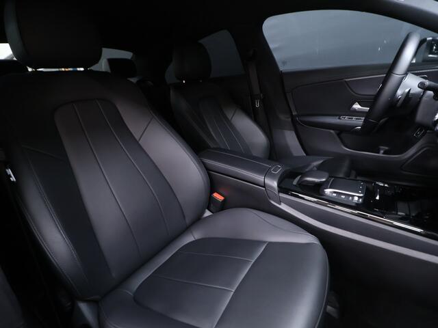 Mercedes-Benz CLA-KLASSE 180 Business Solution Luxury [SFEERVERLICHTING, APPLE CARPLAY, ANDROID AUTO, CAMERA, STOELVERWARMING, VOL LEDER, NIEUWSTAAT]
