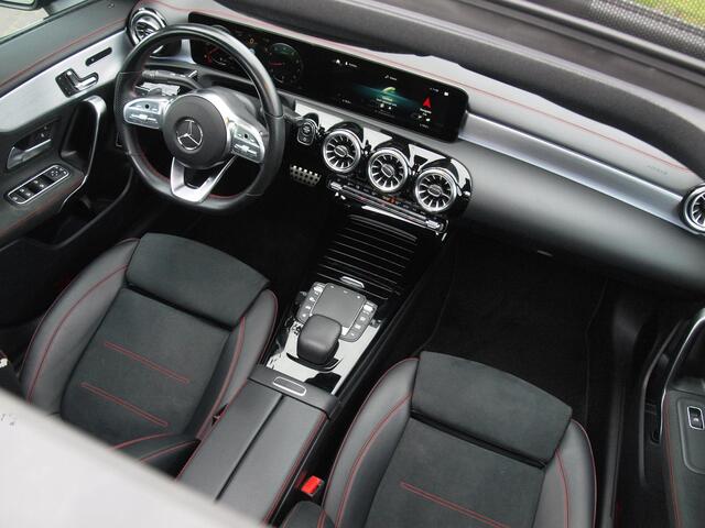 Mercedes-Benz CLA-KLASSE 200 Business Solution AMG | Panoramadak | Burmester | Camera | Apple Carplay | Sfeerverlichting |