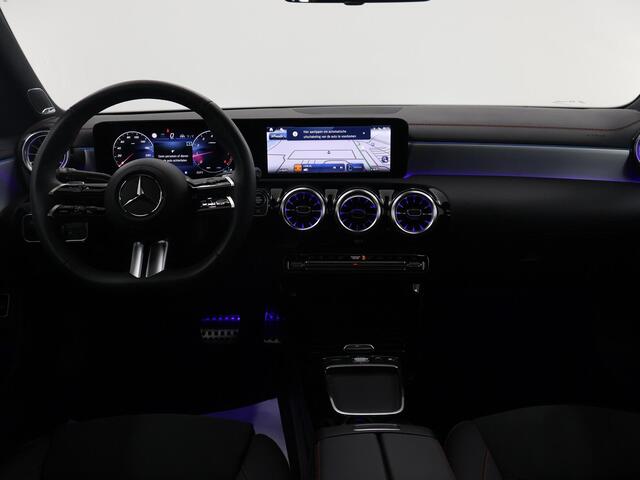 Mercedes-Benz CLA-KLASSE 180 Business Solution AMG | Panoramadak | Burmester | Trekhaak | Rijassistentiepakket | Winter pakket | 360 camera |