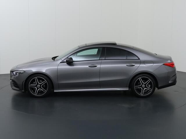 Mercedes-Benz CLA-KLASSE 180 AMG Line | Night | Panoramadak | Lederen bekleding | Widescreen | Sfeerverlichting | Stoelverwarming |