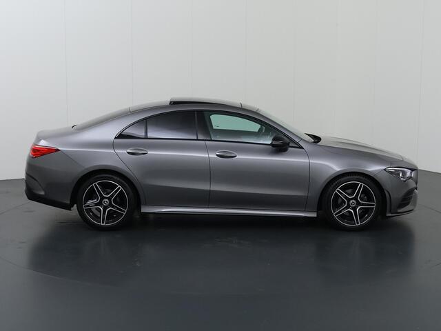 Mercedes-Benz CLA-KLASSE 180 AMG Line | Night | Panoramadak | Lederen bekleding | Widescreen | Sfeerverlichting | Stoelverwarming |