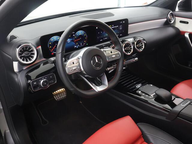 Mercedes-Benz CLA-KLASSE 180 AMG Line | Night | Panoramadak | Lederen bekleding | Widescreen | Sfeerverlichting | Stoelverwarming |