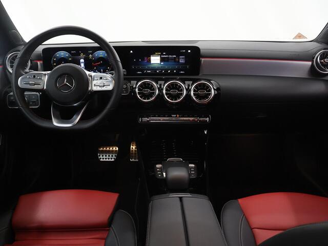 Mercedes-Benz CLA-KLASSE 180 AMG Line | Night | Panoramadak | Lederen bekleding | Widescreen | Sfeerverlichting | Stoelverwarming |