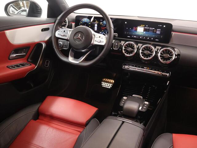 Mercedes-Benz CLA-KLASSE 180 AMG Line | Night | Panoramadak | Lederen bekleding | Widescreen | Sfeerverlichting | Stoelverwarming |