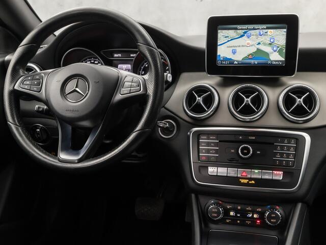 Mercedes-Benz CLA-KLASSE 200 AMG Sport 156Pk Automaat (APPLE CARPLAY, CLIMATE, LEDER, CAMERA, STOELVERWARMING, SPORTSTOELEN, TREKHAAK, ZWART HEMEL, ELEK ACHTERKLEP, NIEUWSTAAT)