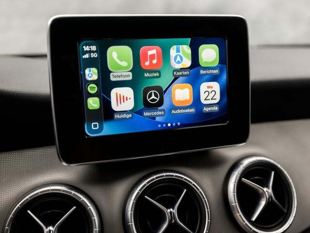 Mercedes-Benz CLA-KLASSE 200 AMG Sport 156Pk Automaat (APPLE CARPLAY, CLIMATE, LEDER, CAMERA, STOELVERWARMING, SPORTSTOELEN, TREKHAAK, ZWART HEMEL, ELEK ACHTERKLEP, NIEUWSTAAT)