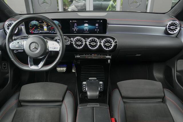 Mercedes-Benz CLA-KLASSE CLA250 AMG 224pk Panoramadak Night pakket Widescreen Sfeerverlichting 19" LMV