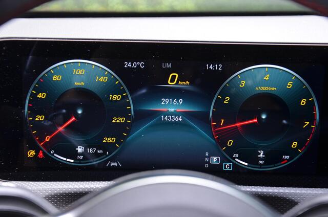 Mercedes-Benz CLA-KLASSE 180 Business Solution AMG Automaat/Navi/Ecc/Pdc/Panoramadak/Matrix LED koplampen/Stoelverwarming/Sfeerverlichting/AchteruitrijCamera