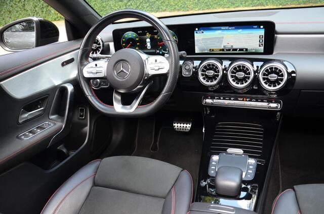Mercedes-Benz CLA-KLASSE 180 Business Solution AMG Automaat/Navi/Ecc/Pdc/Panoramadak/Matrix LED koplampen/Stoelverwarming/Sfeerverlichting/AchteruitrijCamera