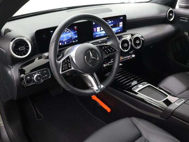 Mercedes-Benz CLA-KLASSE 180 Star Edition LIMITED | Stoelverwarming voor | Achteruitrijcamera | Led-koplampen