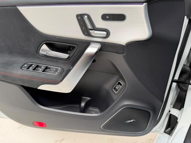 Mercedes-Benz CLA-KLASSE 180 Star Edition AMG Line Plus Pano|HUD|Burmester|Keyless|360camera|ACC|Sfeerverlivhting|DigitalLight