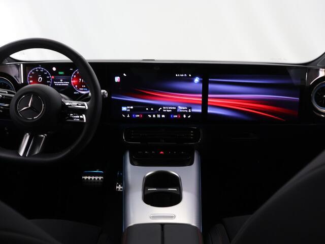 Mercedes-Benz CLA-KLASSE 180 Business Solution AMG | Superscreen | Premium Pakket | Panoramadak | Trekhaak |
