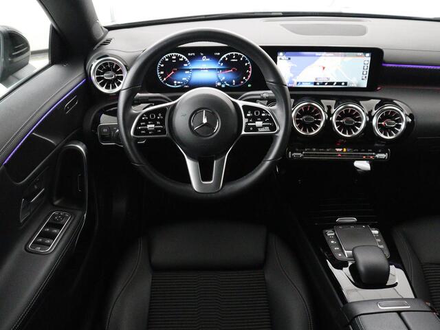 Mercedes-Benz CLA-KLASSE 180 Luxury Line | Half leder | Stoelverwarming | Sfeerverlichting | Carplay | Climate control | Cruise control | Camera | Park assist |