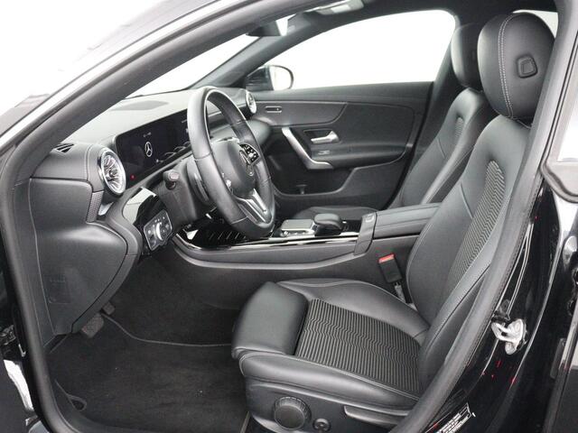 Mercedes-Benz CLA-KLASSE 180 Luxury Line | Half leder | Stoelverwarming | Sfeerverlichting | Carplay | Climate control | Cruise control | Camera | Park assist |
