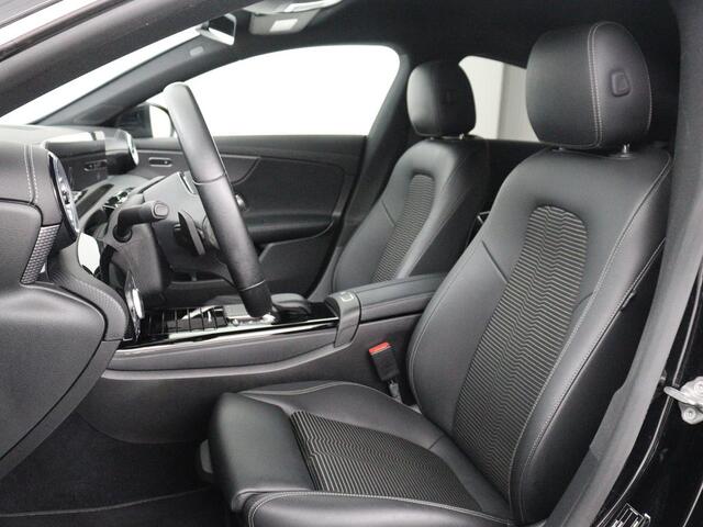 Mercedes-Benz CLA-KLASSE 180 Luxury Line | Half leder | Stoelverwarming | Sfeerverlichting | Carplay | Climate control | Cruise control | Camera | Park assist |