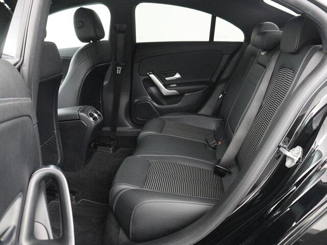 Mercedes-Benz CLA-KLASSE 180 Luxury Line | Half leder | Stoelverwarming | Sfeerverlichting | Carplay | Climate control | Cruise control | Camera | Park assist |