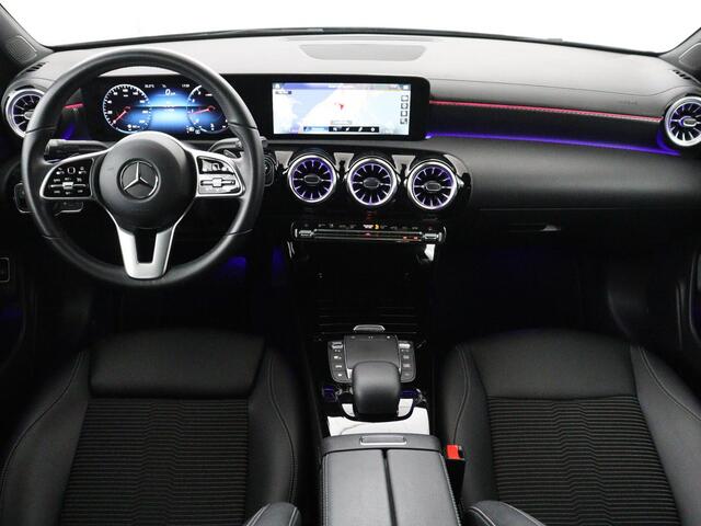 Mercedes-Benz CLA-KLASSE 180 Luxury Line | Half leder | Stoelverwarming | Sfeerverlichting | Carplay | Climate control | Cruise control | Camera | Park assist |